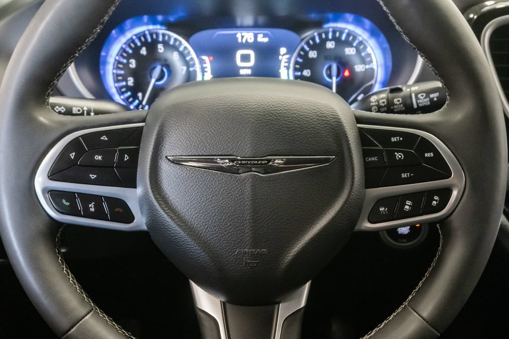 Used 2025 Chrysler Pacifica Select FWD image 14