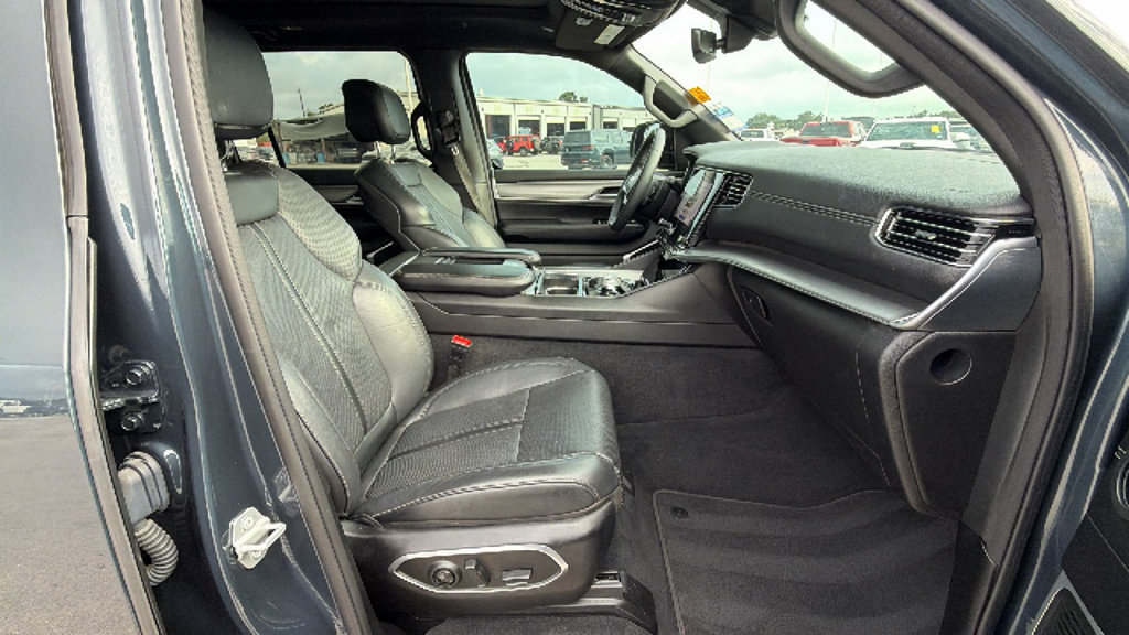 Used 2023 Jeep Wagoneer Series II AWD/4WD image 32