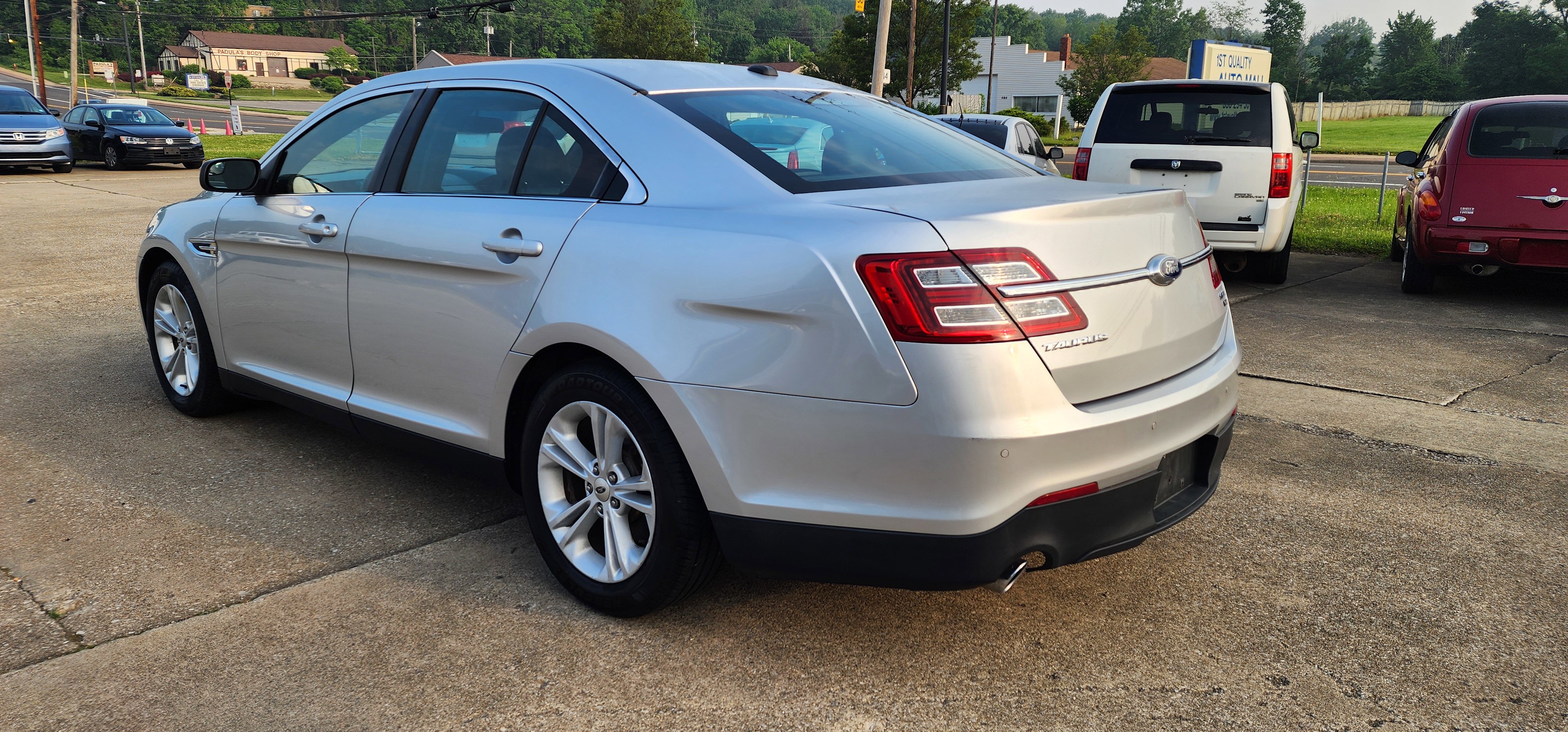 Used 2015 Ford Taurus SEL image 3