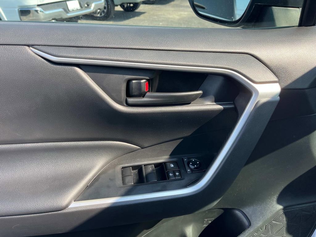 Used 2021 Toyota RAV4 LE image 14
