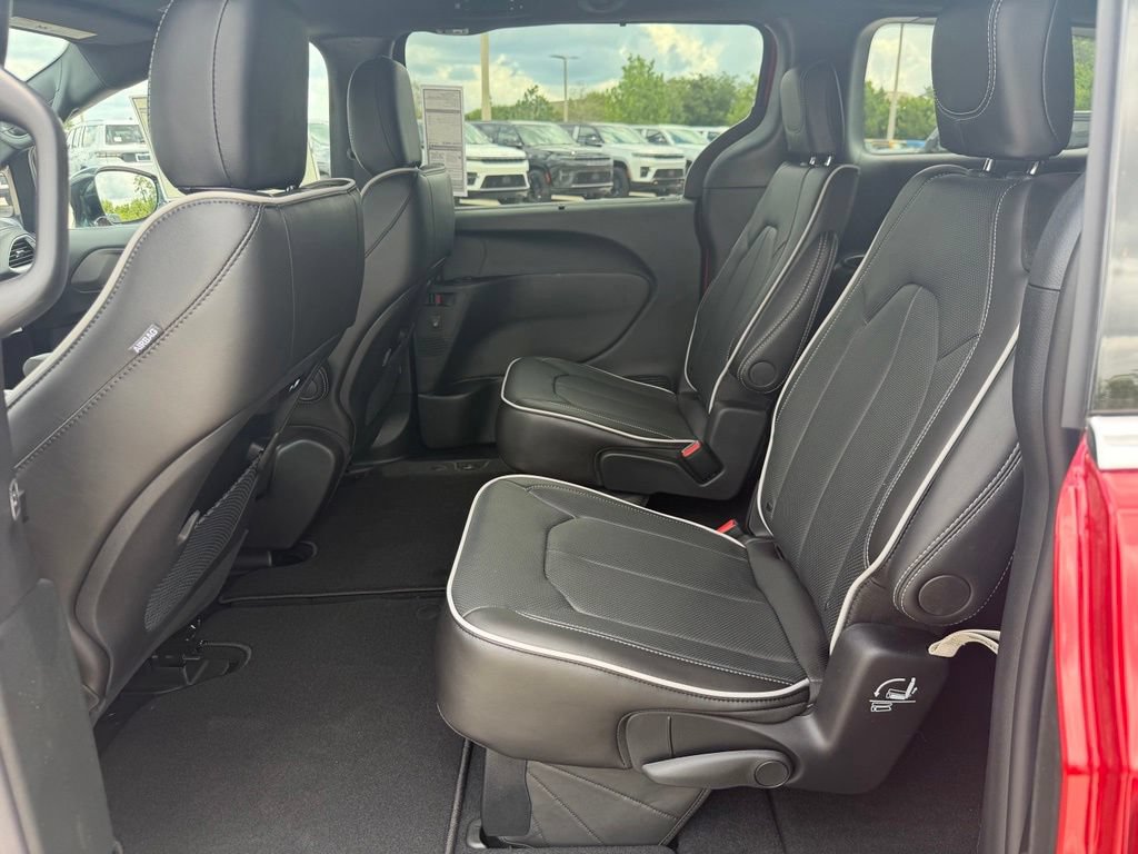 New 2027 Chrysler Pacifica Limited FWD image 27