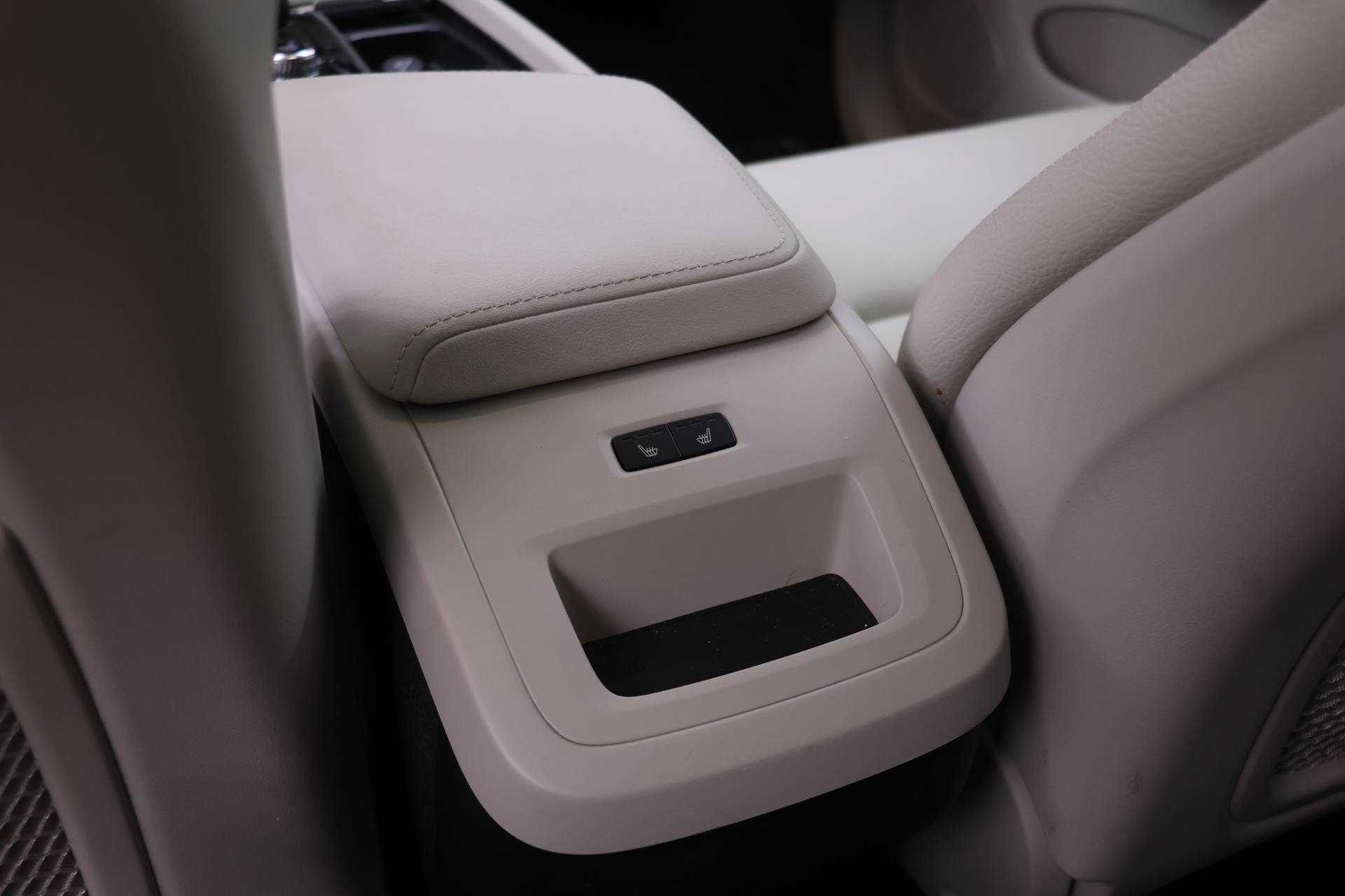 Certified 2025 Volvo XC60 B5 Core AWD/4WD image 15