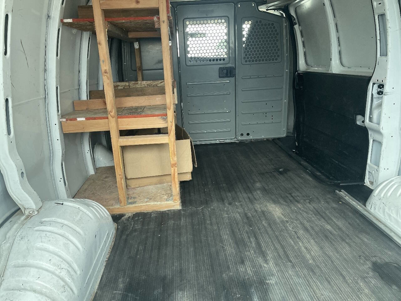Used 2011 Chevrolet Express 1500 image 4