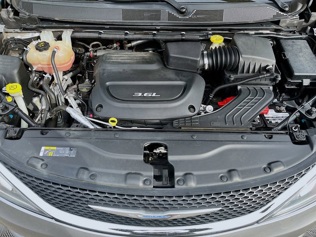 Used 2018 Chrysler Pacifica Touring Plus w/ Tire & Wheel Group FWD image 10