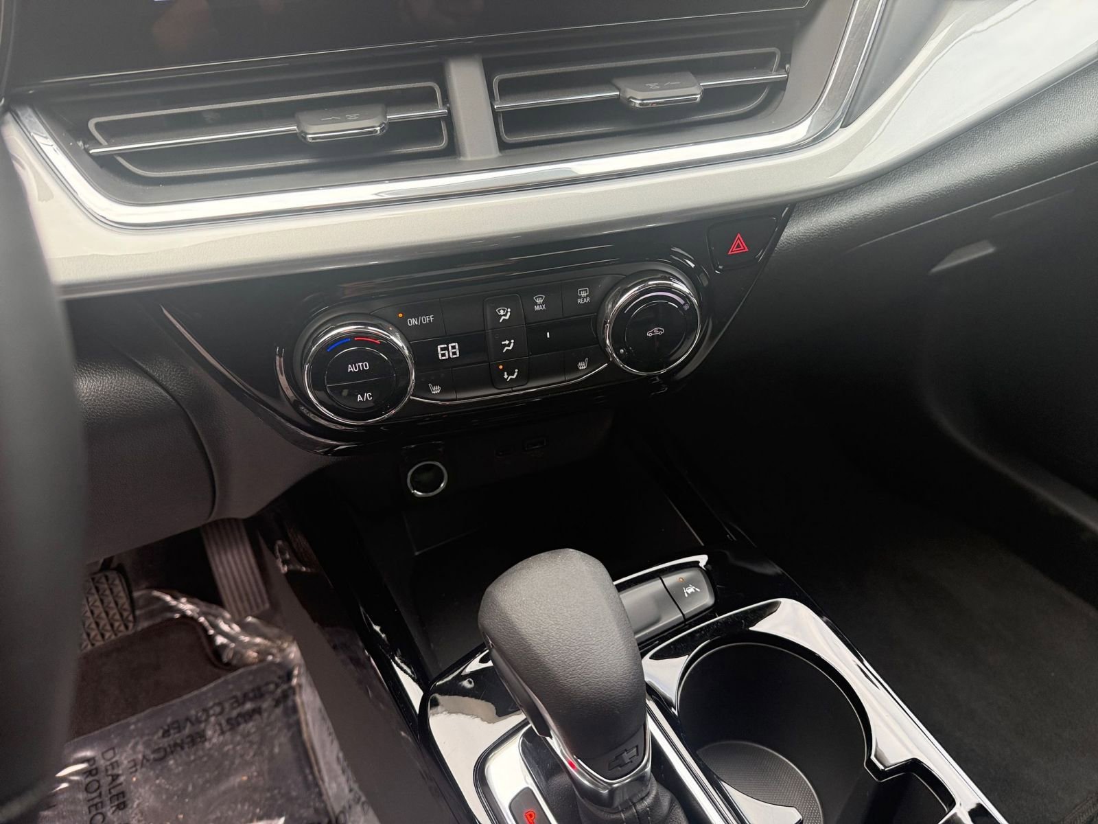 Used 2025 Chevrolet Trax LT w/ LT Convenience Package image 18