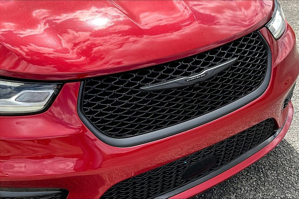 Used 2025 Chrysler Pacifica Limited image 36