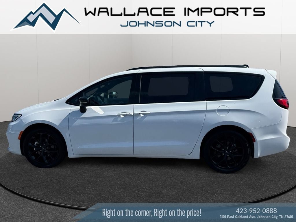 Used 2025 Chrysler Pacifica Limited FWD image 1