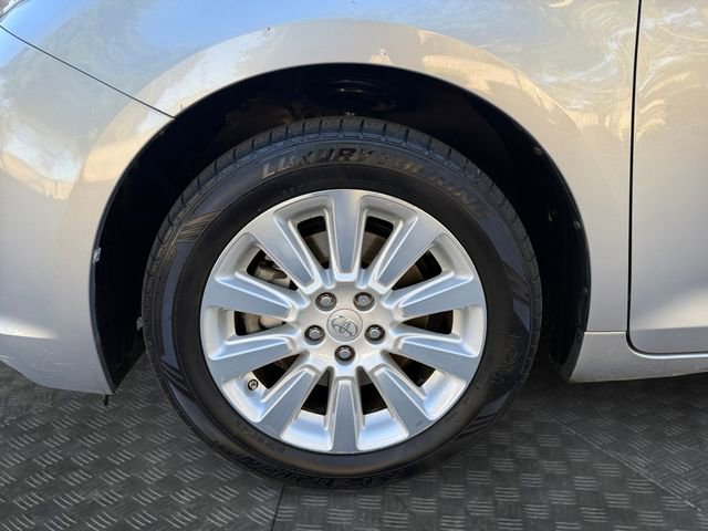 Used 2013 Toyota Sienna XLE w/ Entertainment Pkg image 9