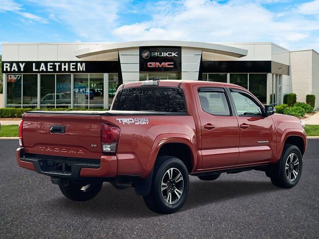 Used 2017 Toyota Tacoma TRD Off-Road image 4