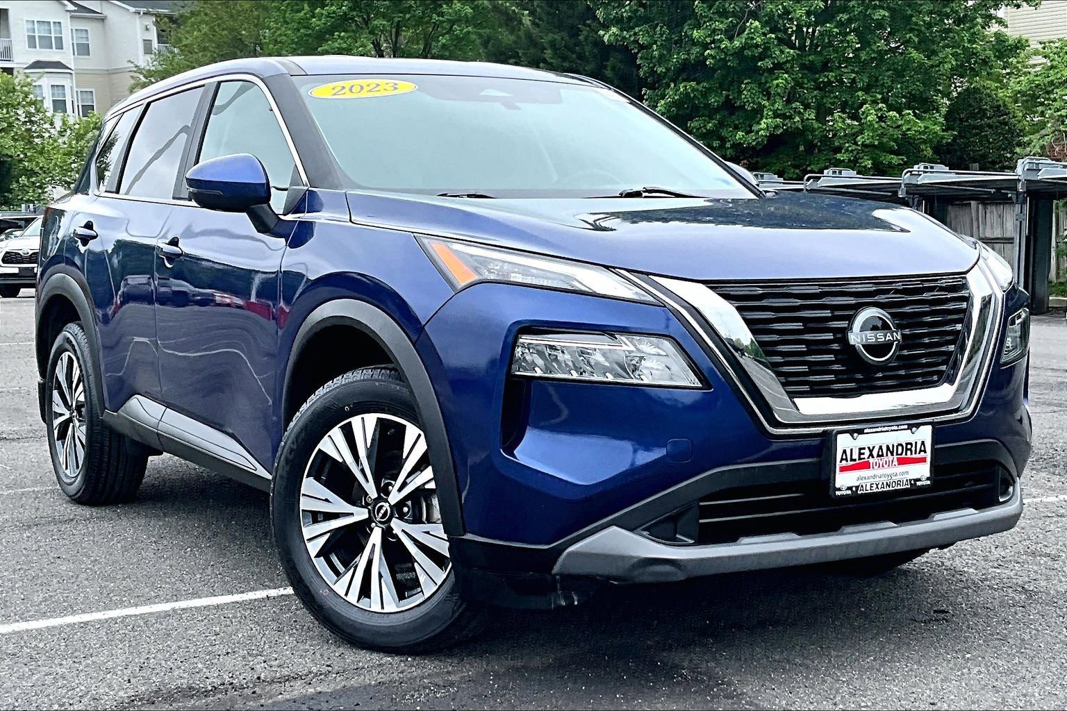 Used 2023 Nissan Rogue SV AWD/4WD image 2