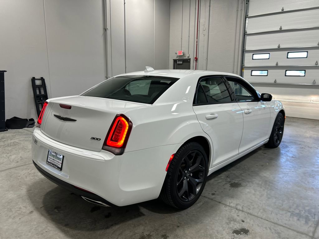 Used 2022 Chrysler 300 Touring w/ Sport Appearance Package image 6