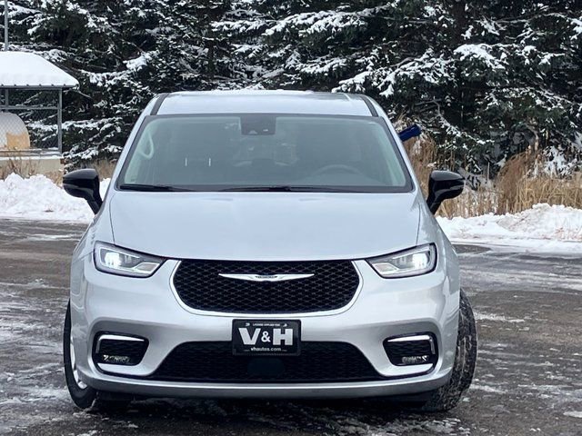 Used 2024 Chrysler Pacifica Touring-L image 2