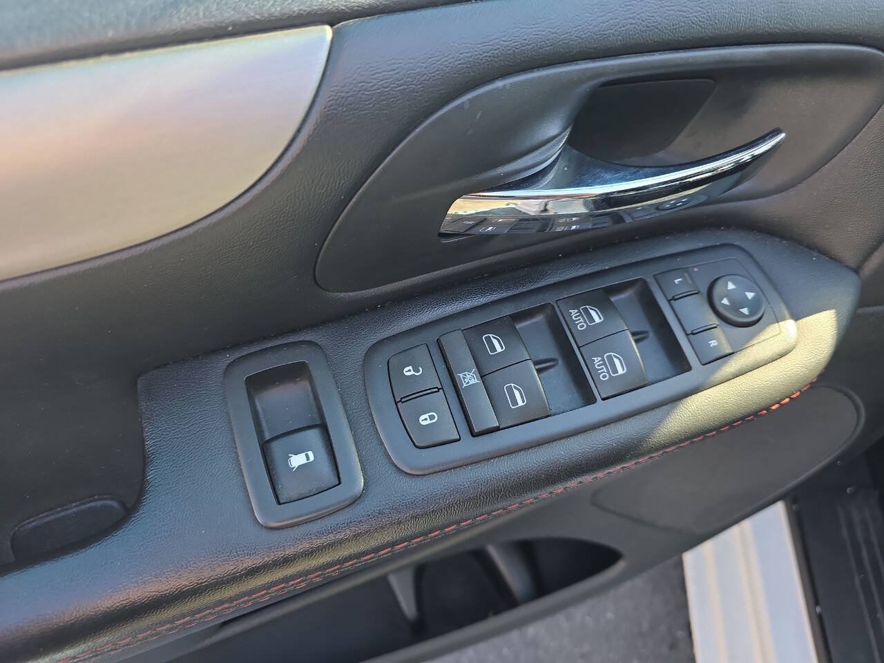 Used 2016 Dodge Grand Caravan R/T FWD image 24