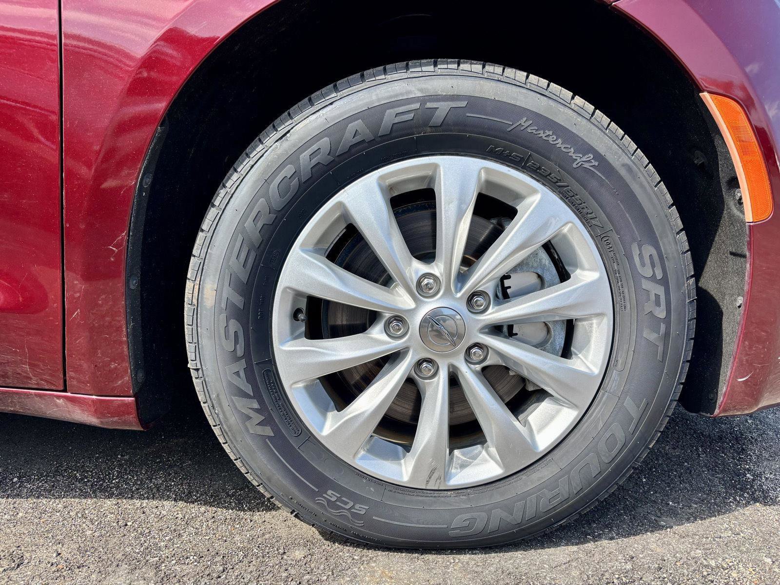 Used 2018 Chrysler Pacifica Touring-L Plus image 25