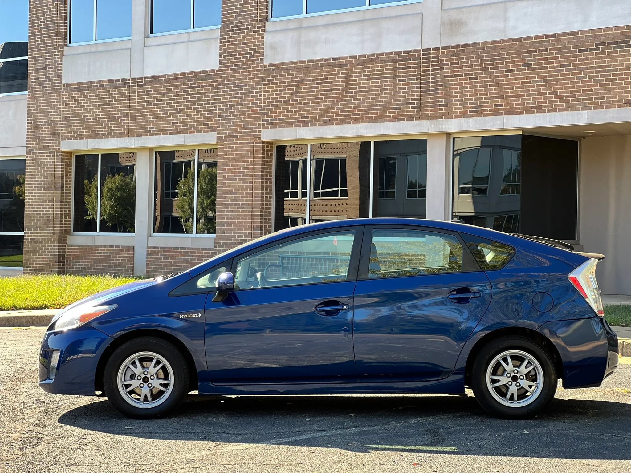 Used 2010 Toyota Prius Five FWD image 2