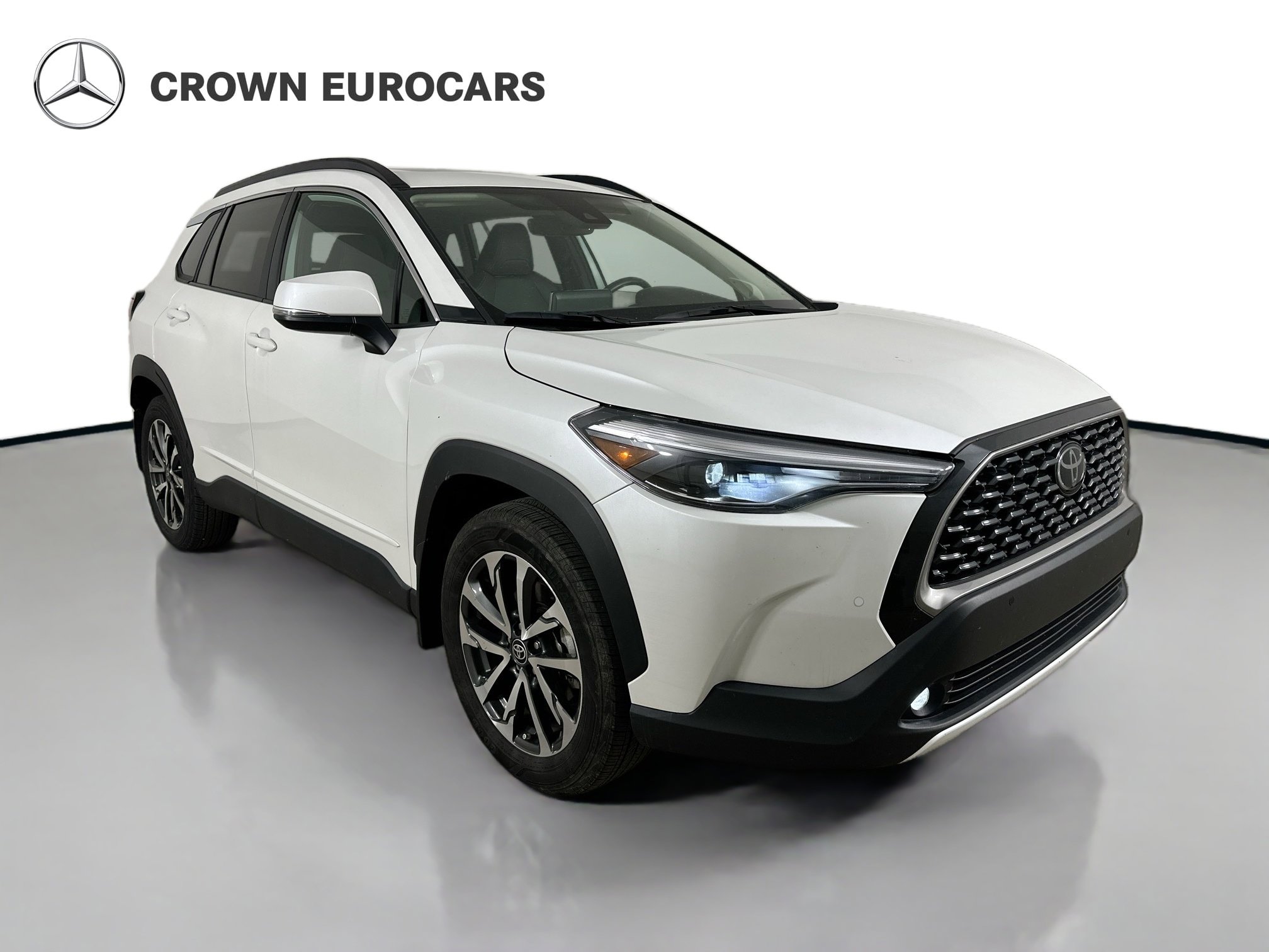 Used 2022 Toyota Corolla Cross XLE w/ Convenience Package AWD/4WD image 4