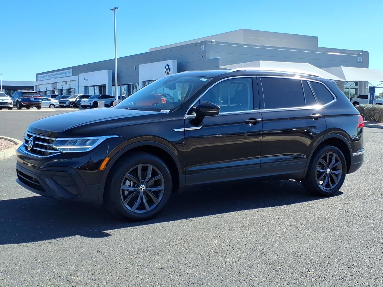 Certified 2023 Volkswagen Tiguan SE w/ Panoramic Sunroof Package image 3