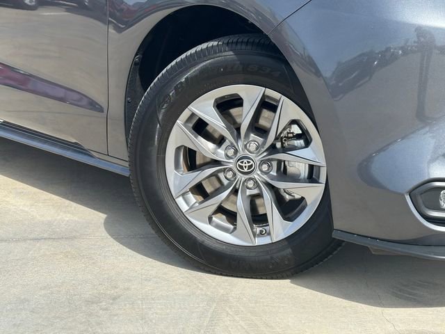 Used 2025 Toyota Sienna XLE image 2