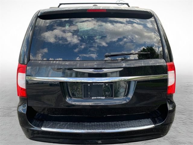 Used 2015 Chrysler Town & Country Touring FWD image 4