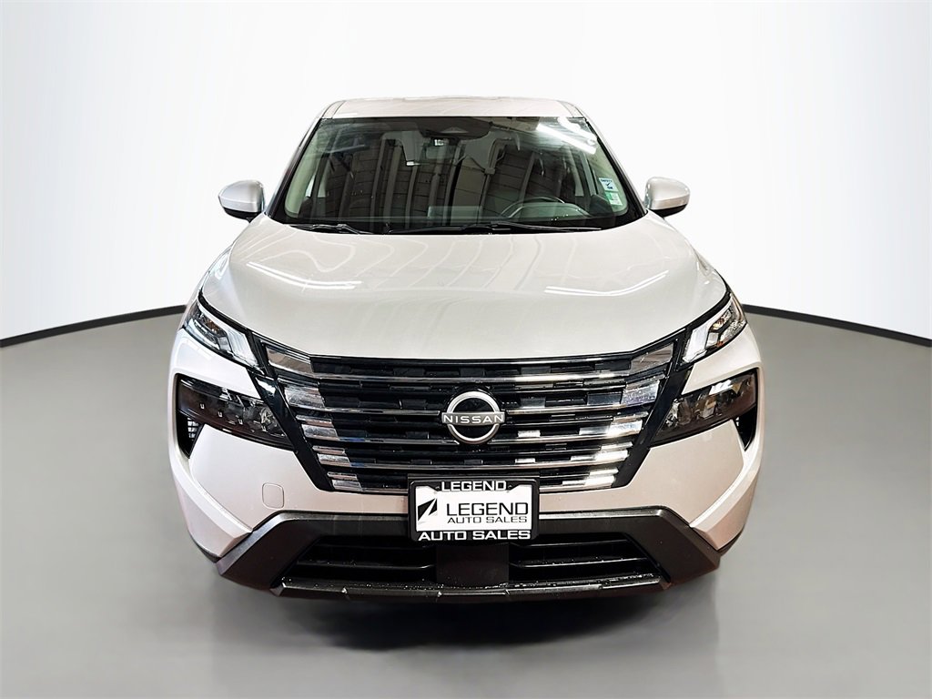 Used 2024 Nissan Rogue SV image 2