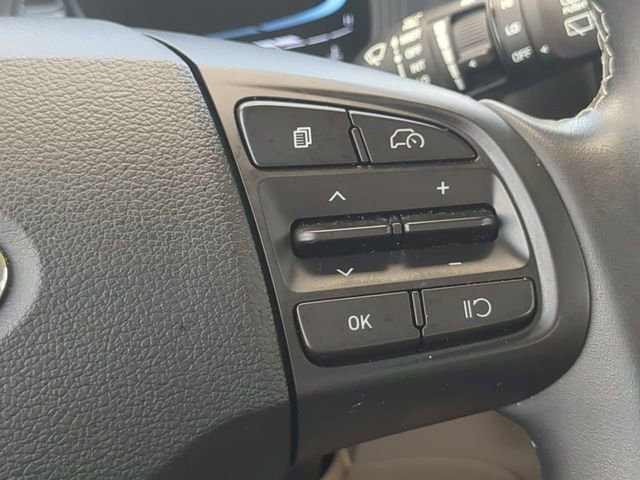 Used 2025 Hyundai Venue SEL FWD image 25