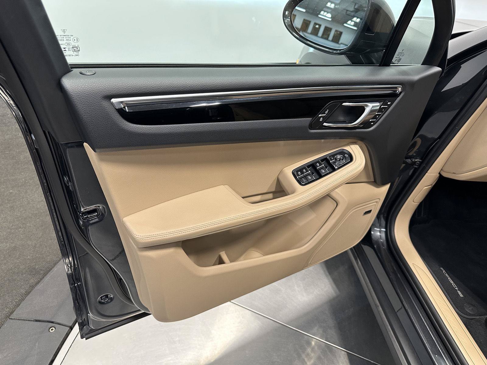 Used 2026 Porsche Macan AWD/4WD image 15