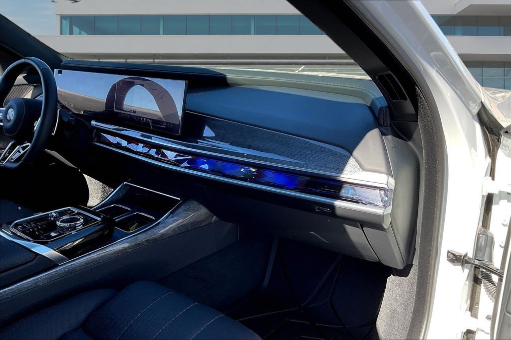 Used 2025 BMW 760i xDrive w/ Premium Package AWD/4WD image 26