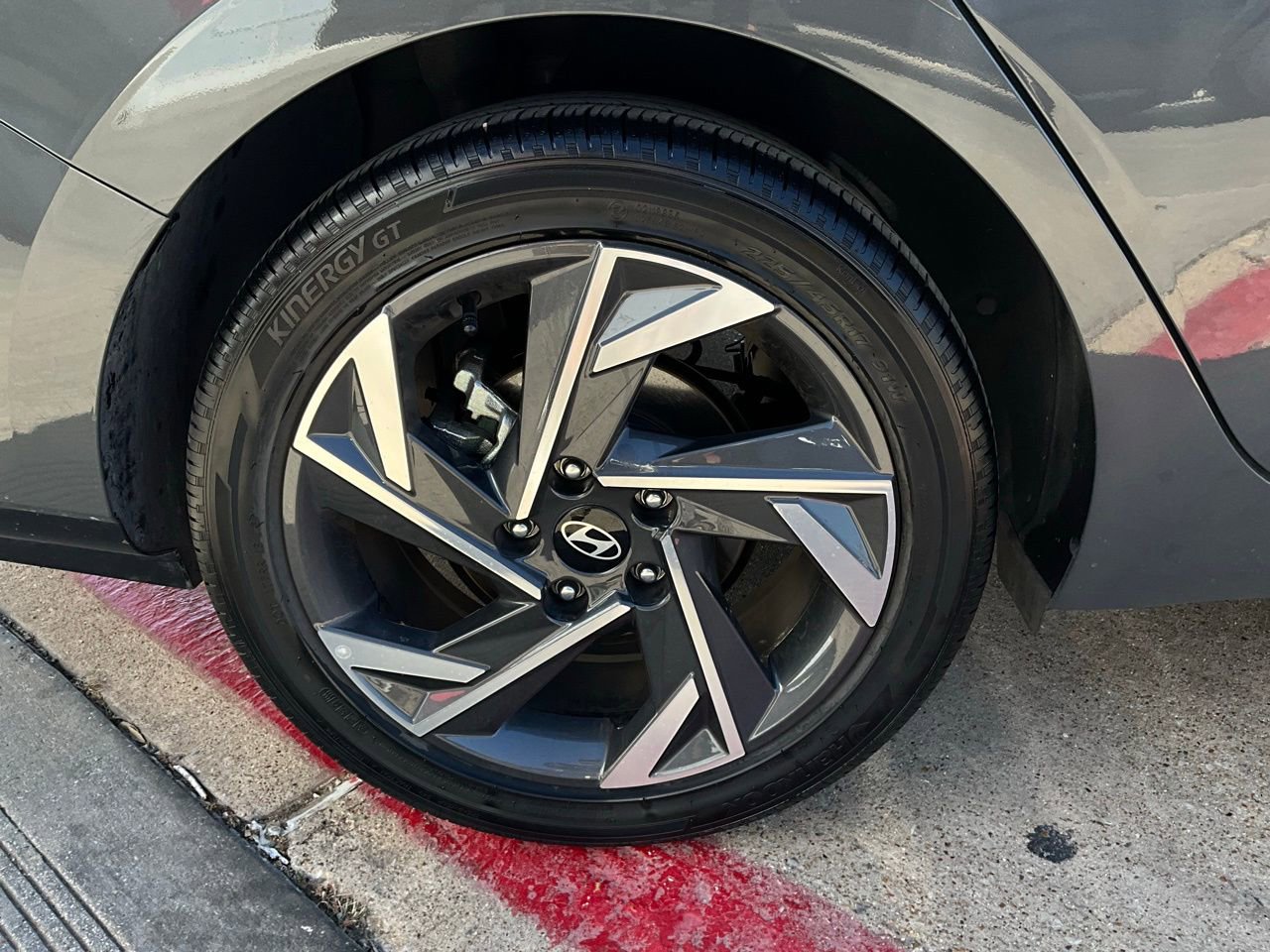 Used 2025 Hyundai Elantra Limited image 9