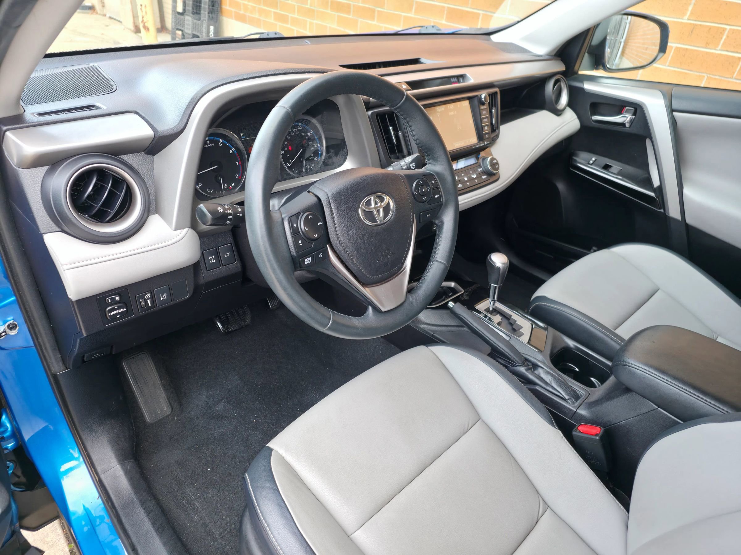 Used 2017 Toyota RAV4 Limited image 30