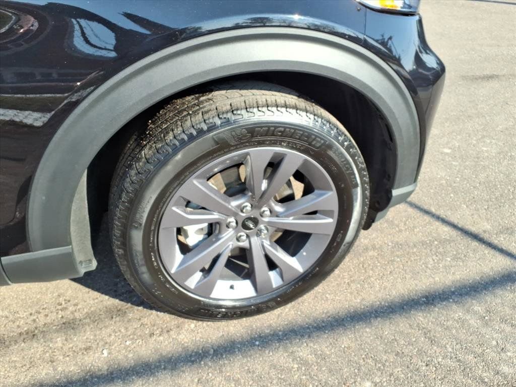 Certified 2024 Ford Explorer XLT w/ Equipment Group 202A AWD/4WD image 5
