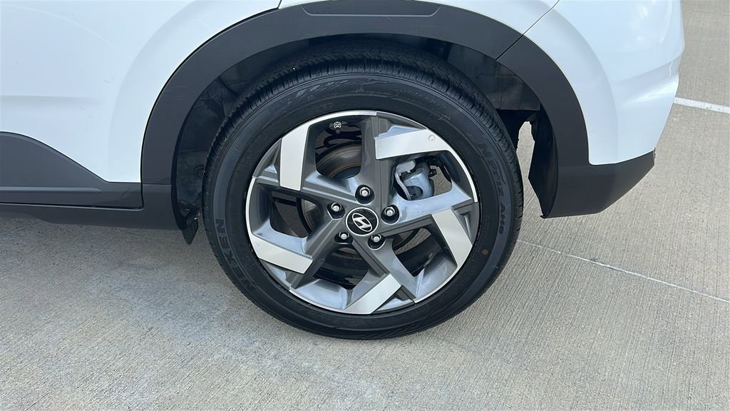 Certified 2025 Hyundai Venue SEL image 17