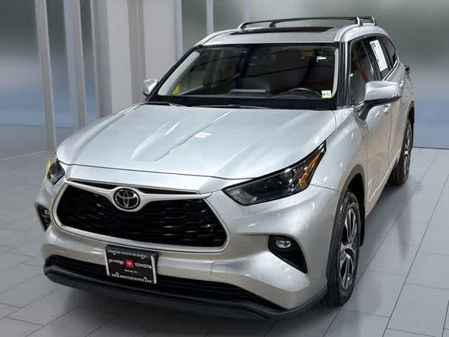 Used 2022 Toyota Highlander XLE AWD/4WD video 1