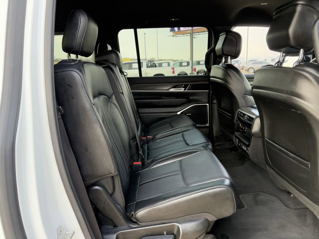 Used 2024 Jeep Wagoneer L Series II image 31