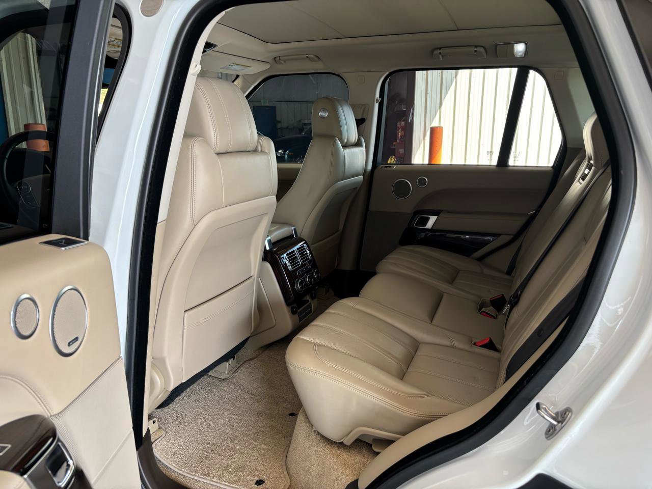 Used 2017 Land Rover Range Rover HSE image 32