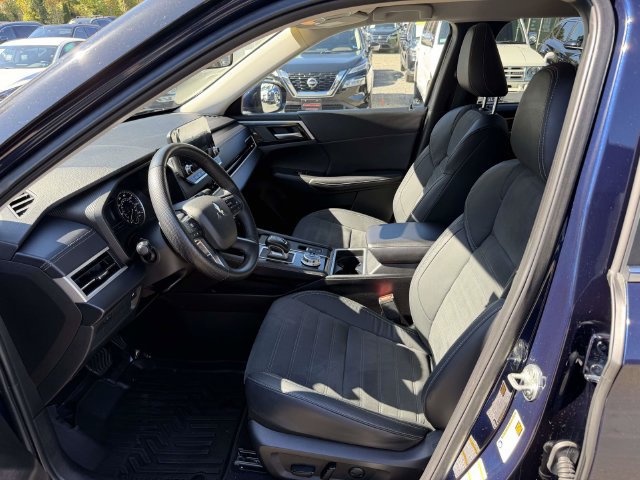 Used 2023 Mitsubishi Outlander SE AWD/4WD image 14