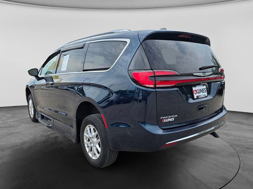 Used 2021 Chrysler Pacifica Touring-L w/ Uconnect Theater Family Group FWD image 7