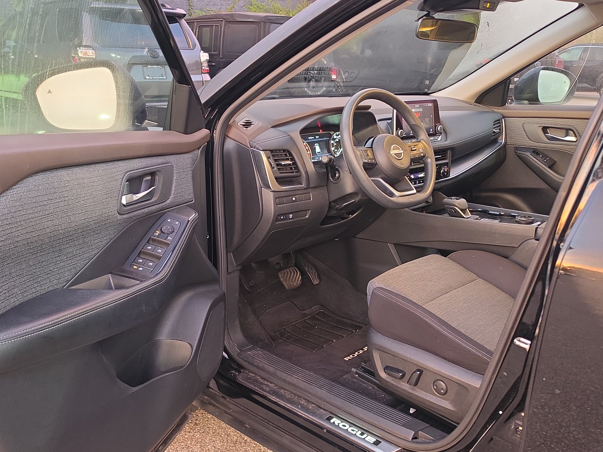 Used 2023 Nissan Rogue SV AWD/4WD image 9