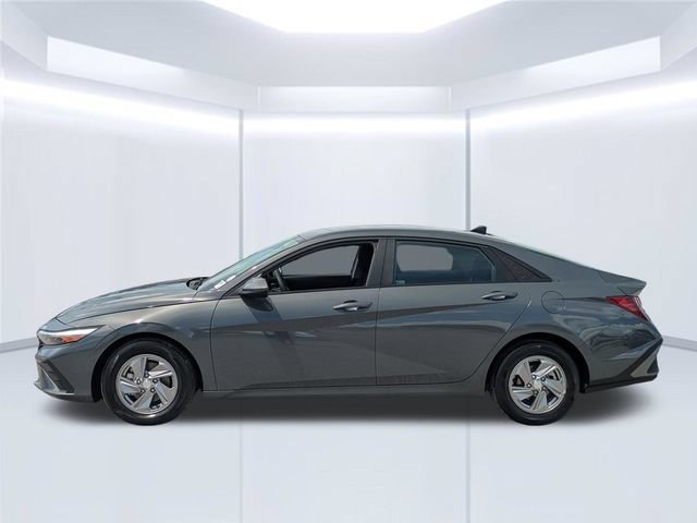 Used 2025 Hyundai Elantra SE FWD image 2