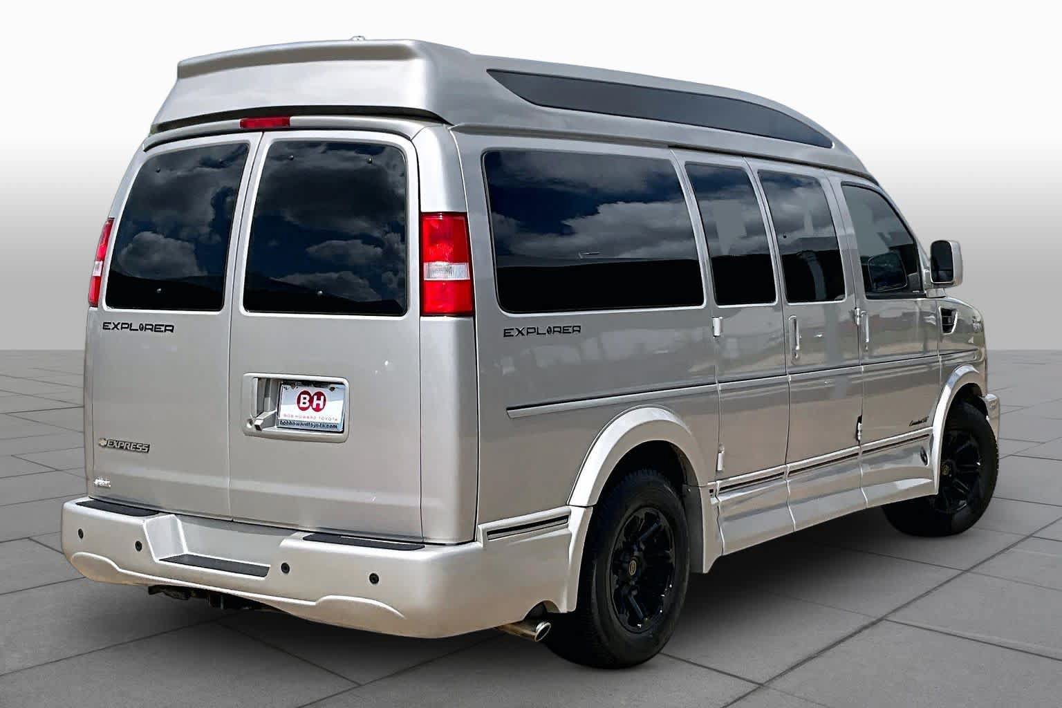 Used 2022 Chevrolet Express 2500 w/ Enhanced Convenience Package RWD image 13