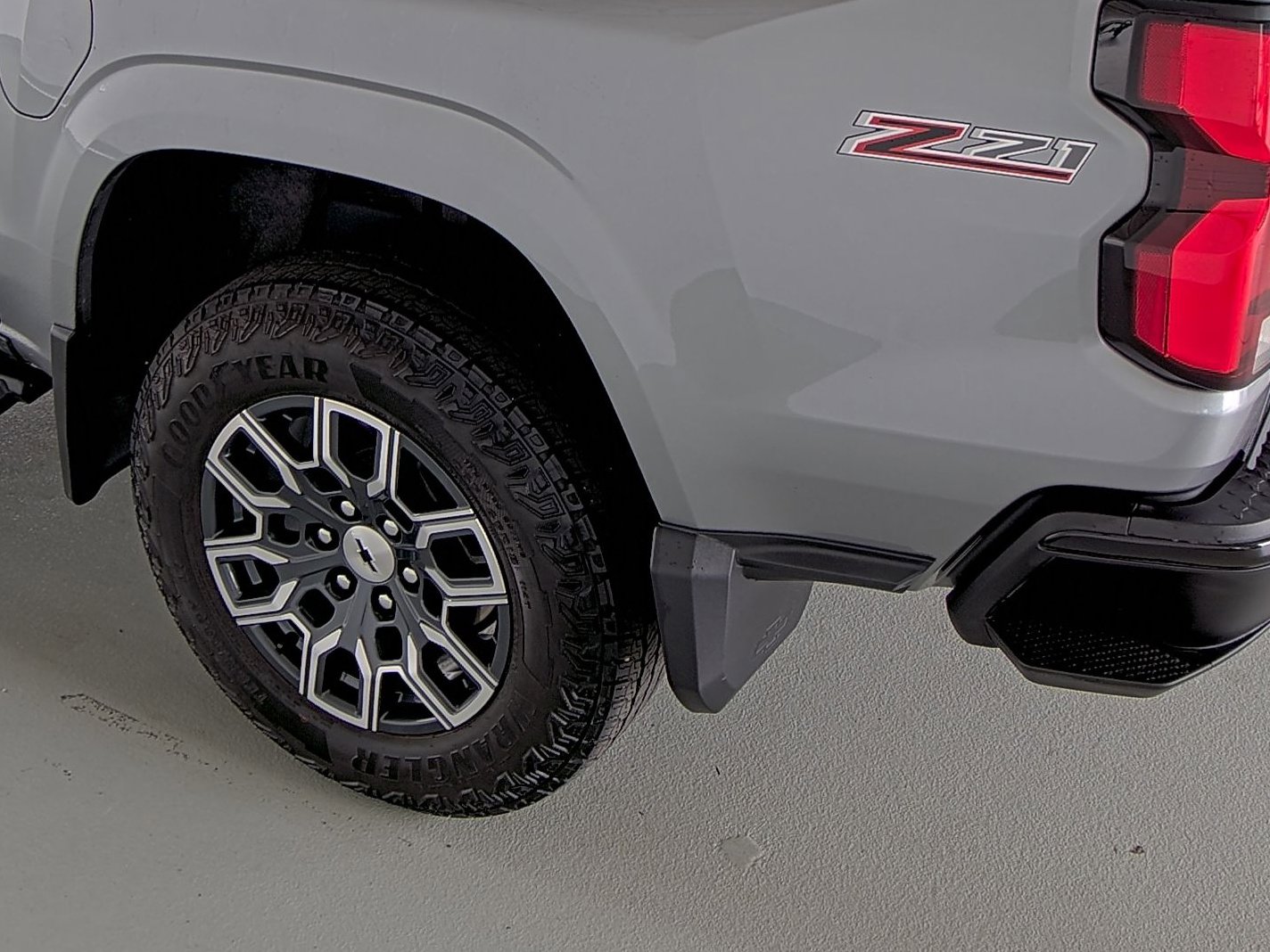 Used 2024 Chevrolet Colorado Z71 w/ Z71 Convenience Package 2 image 9