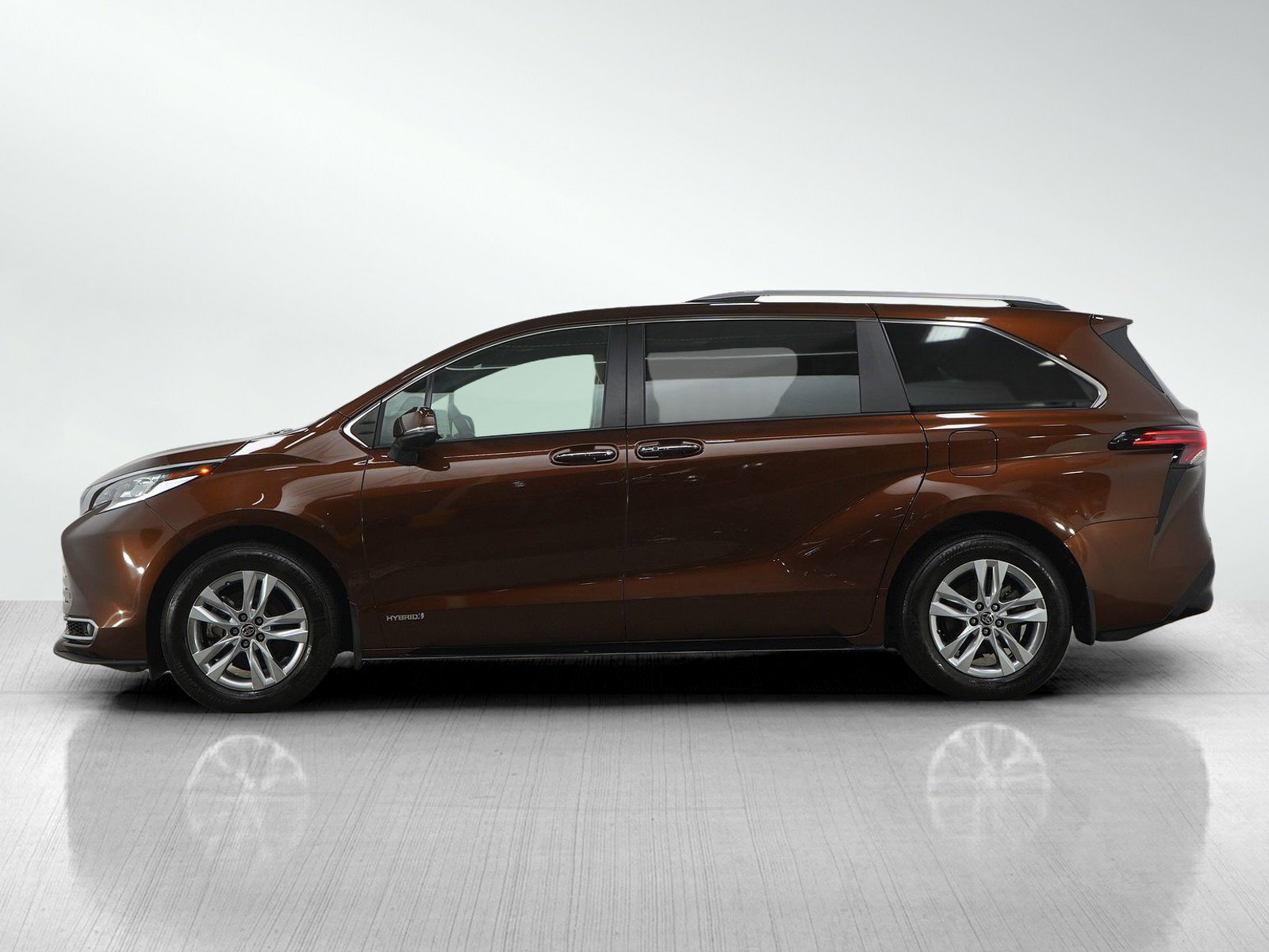 Used 2021 Toyota Sienna Limited image 2