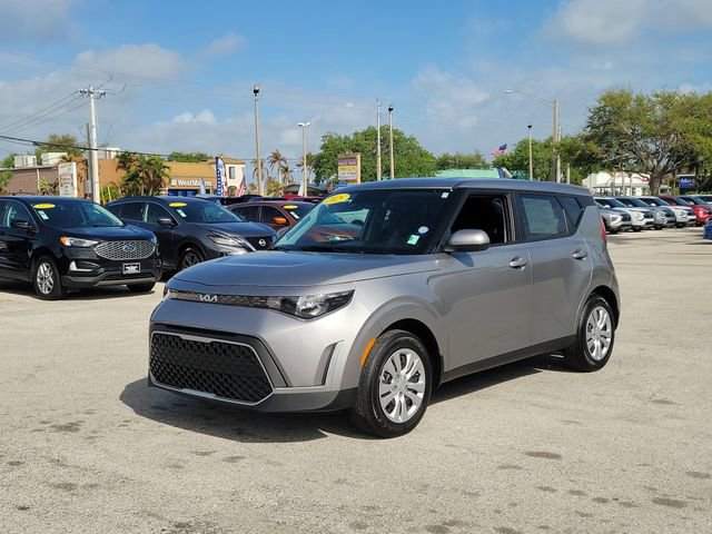 Used 2025 Kia Soul LX image 3