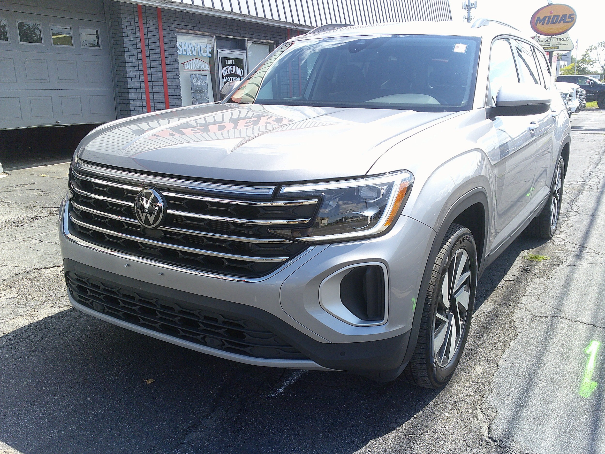 Used 2025 Volkswagen Atlas SE AWD/4WD image 3