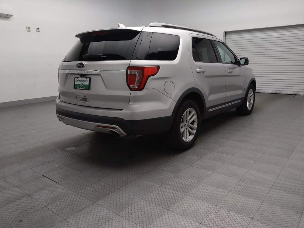Used 2017 Ford Explorer XLT w/ Equipment Group 202A image 9