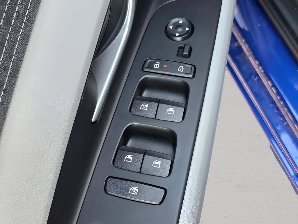 Certified 2025 Hyundai Elantra Limited image 18