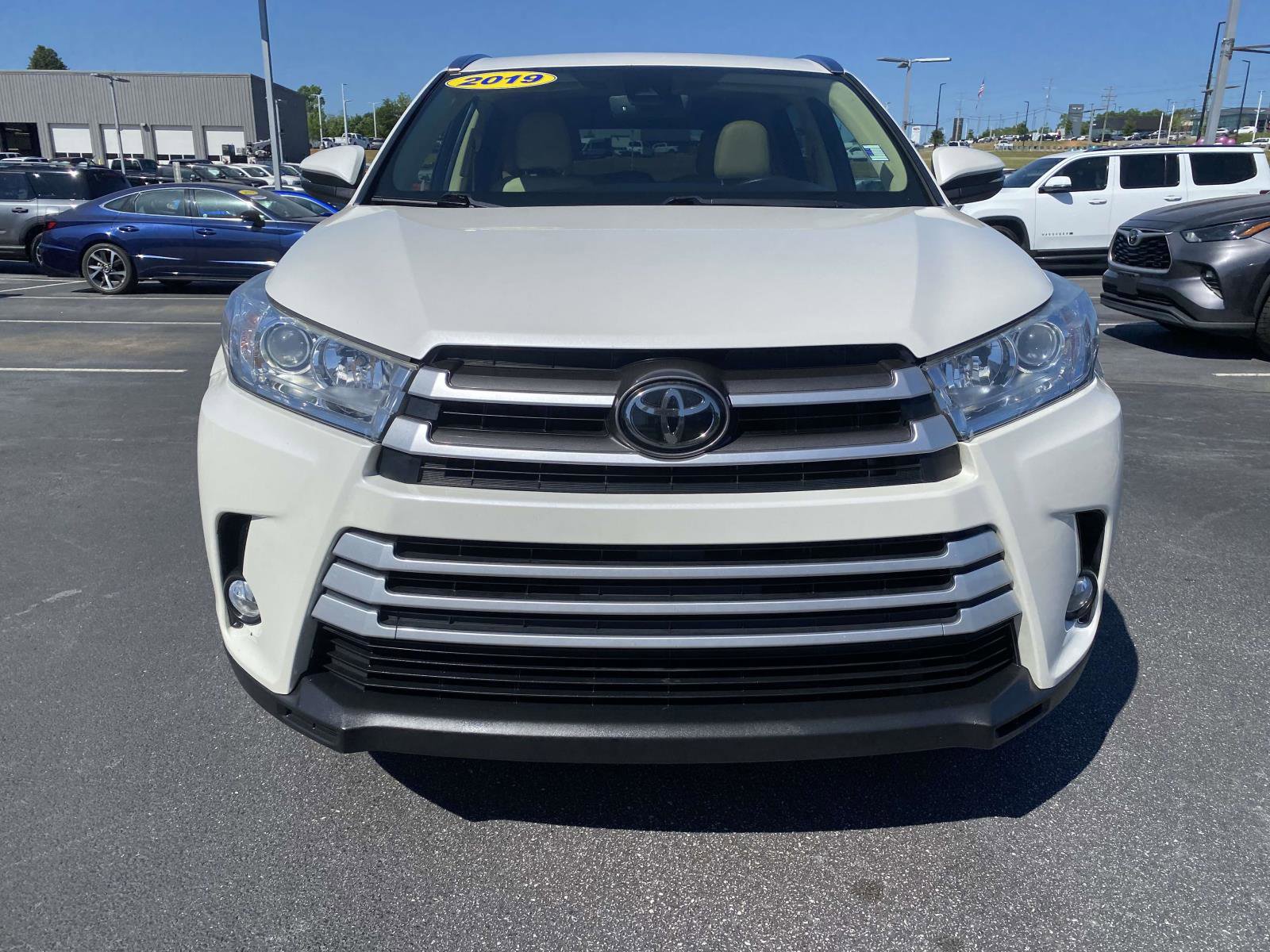 Used 2019 Toyota Highlander XLE FWD image 2