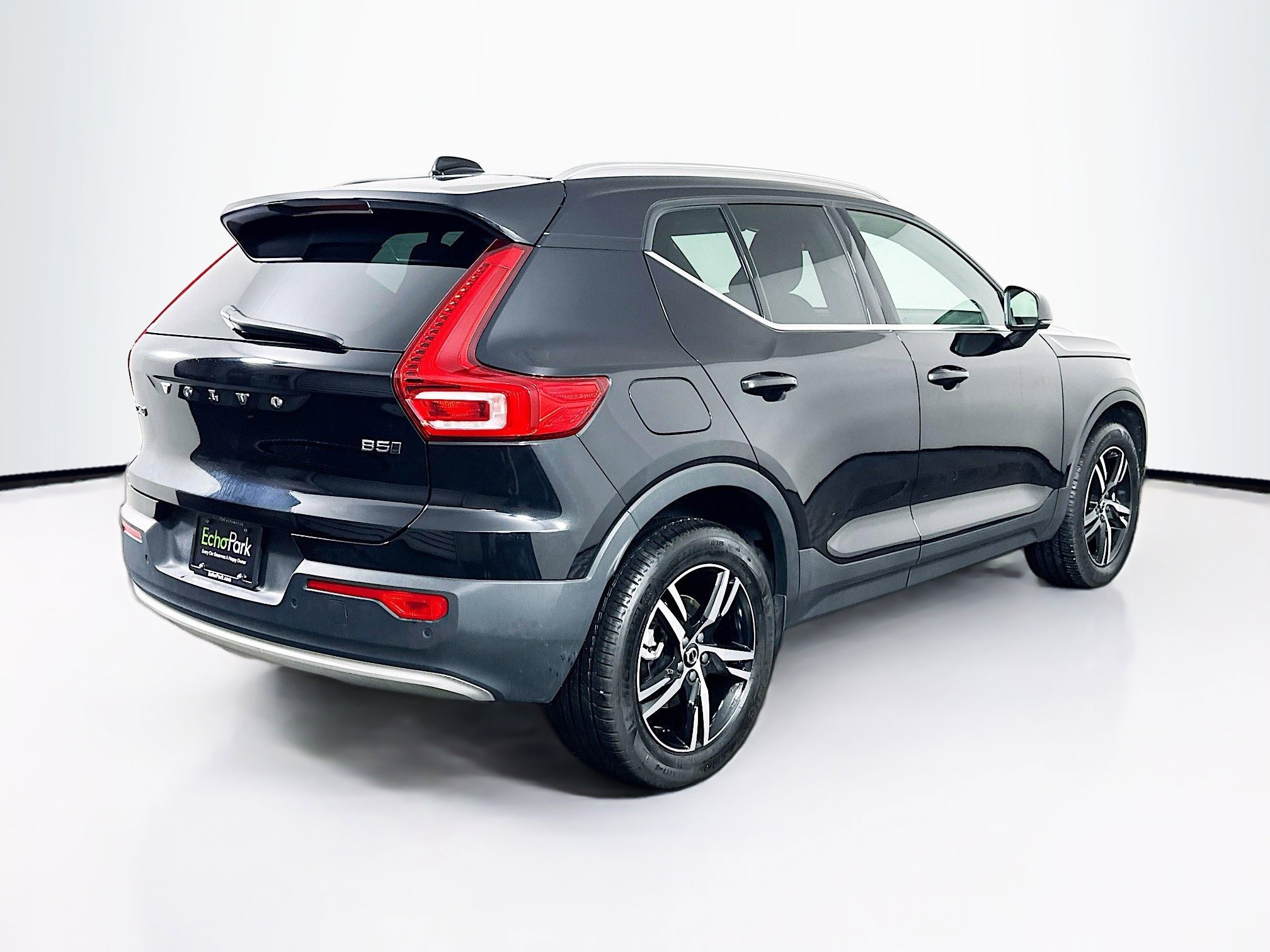 Used 2024 Volvo XC40 B5 Core image 9