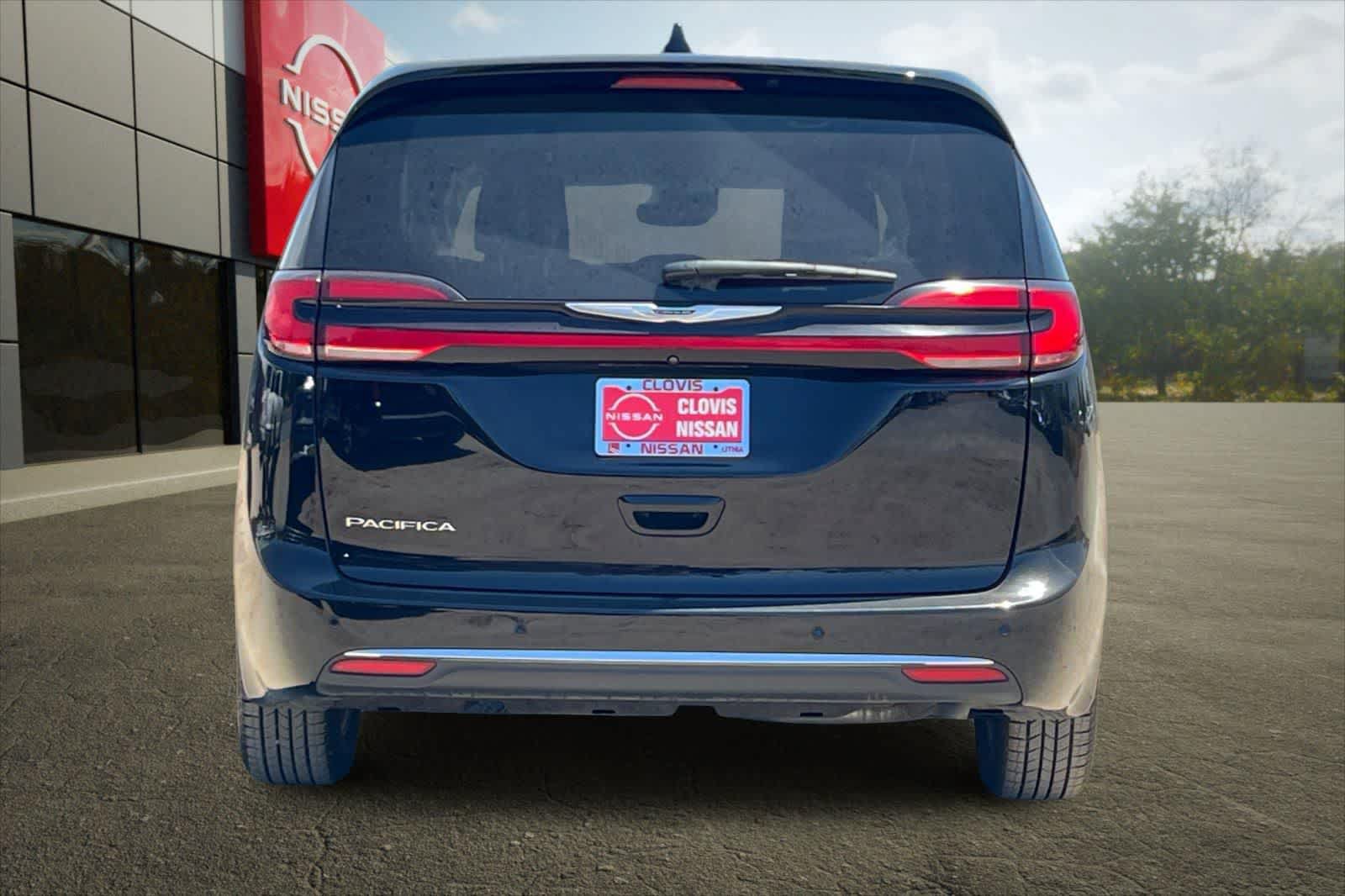 Used 2024 Chrysler Pacifica Touring-L FWD image 8