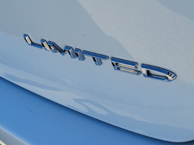 Used 2024 Chrysler Pacifica Limited w/ Uconnect Theater Family Group FWD image 7