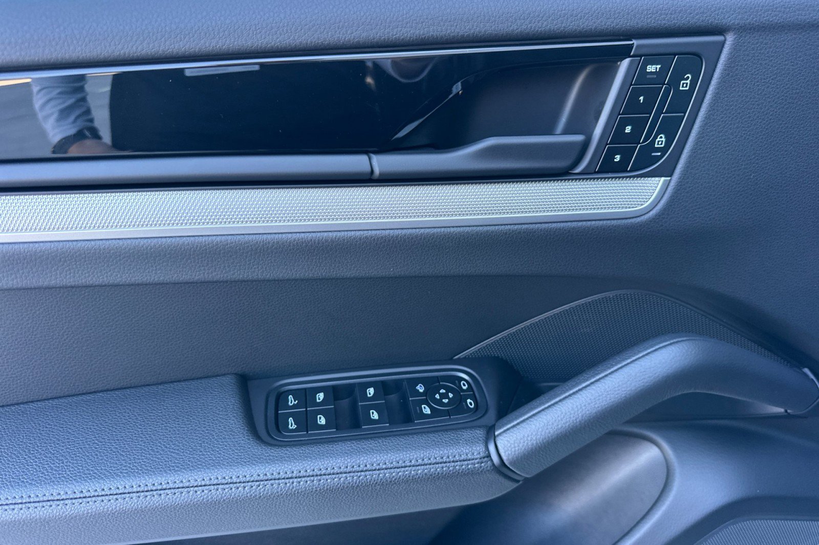 Used 2025 Porsche Cayenne Coupe image 12